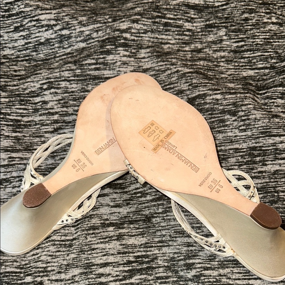 Benjamin Adams London
Womens Ivory Wedding
Open Toe Strappy Heels Size US6 EU36 - Picture 8 of 8